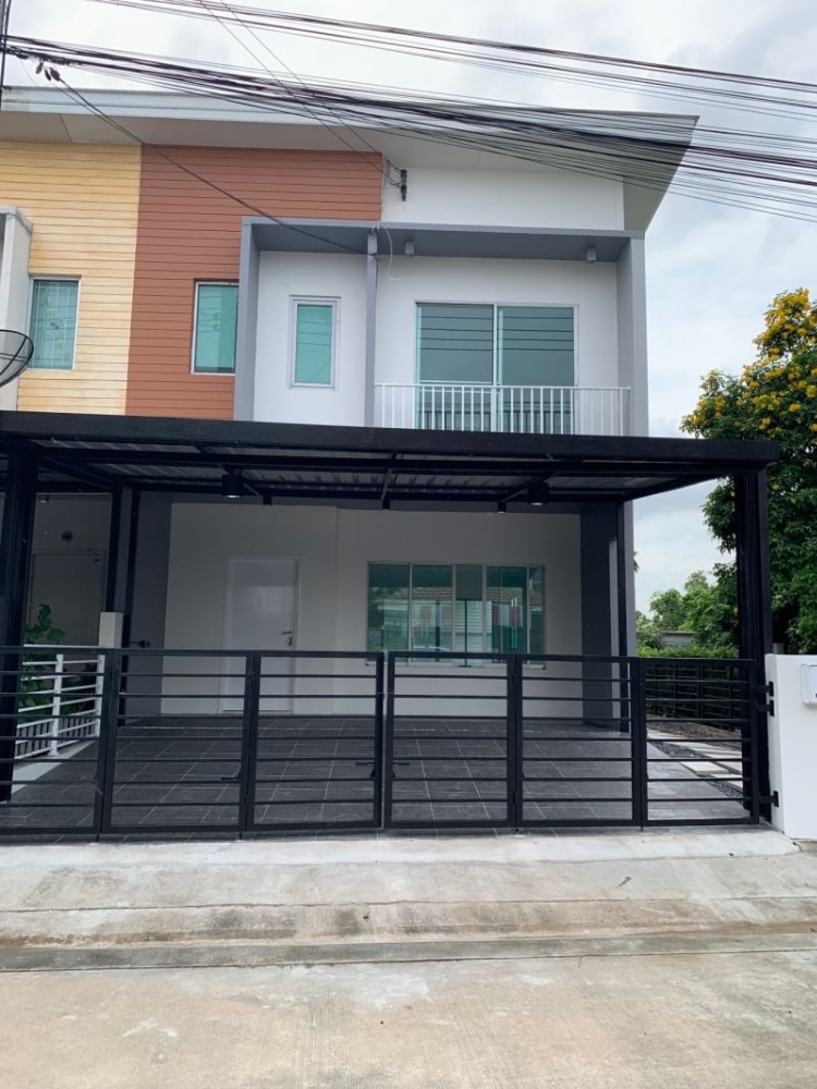 ขายถูกมาก ทาวน์เฮ้าส์ 2 ชั้น หลังมุม 28.4 ตร.วา หมู่บ้านเดอะคอนเน็ค 22 มีนบุรี  ถ.สุวินทวงศ์ บ้านมี 3 ห้องนอน 2 ห้องน้ำ