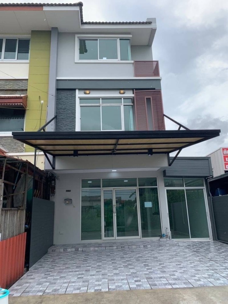 Very cheap for sale, 3-storey townhouse, 26 sq m, Soi Ram Intra 39, house has 3 bedrooms, 3 bathrooms.