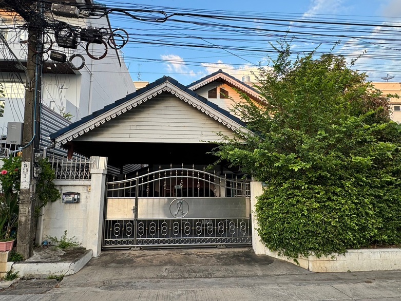 Single house for rent, 86 sq m., 2 floors, 4 bedrooms, 2 bathrooms, 3 parking spaces, Soi Borommaratchachonnani 15,17 (behind Central Pinklao) Single house for rent, 86 sq m., 2 floors, 4 bedrooms, 2 bathrooms, 3 parking spaces, Soi Borommaratchachonnani 15,17 (behind Central Pinklao)