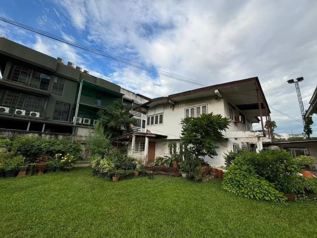 Rent a house, do business, Soi Ekkamai, Sukhumvit 63, Bangkok, many parking spaces for cafes, bakery, restaurants, fine dining, Michelin Chef, Michelin Stars, Thai Massage Onsen Massage Spa