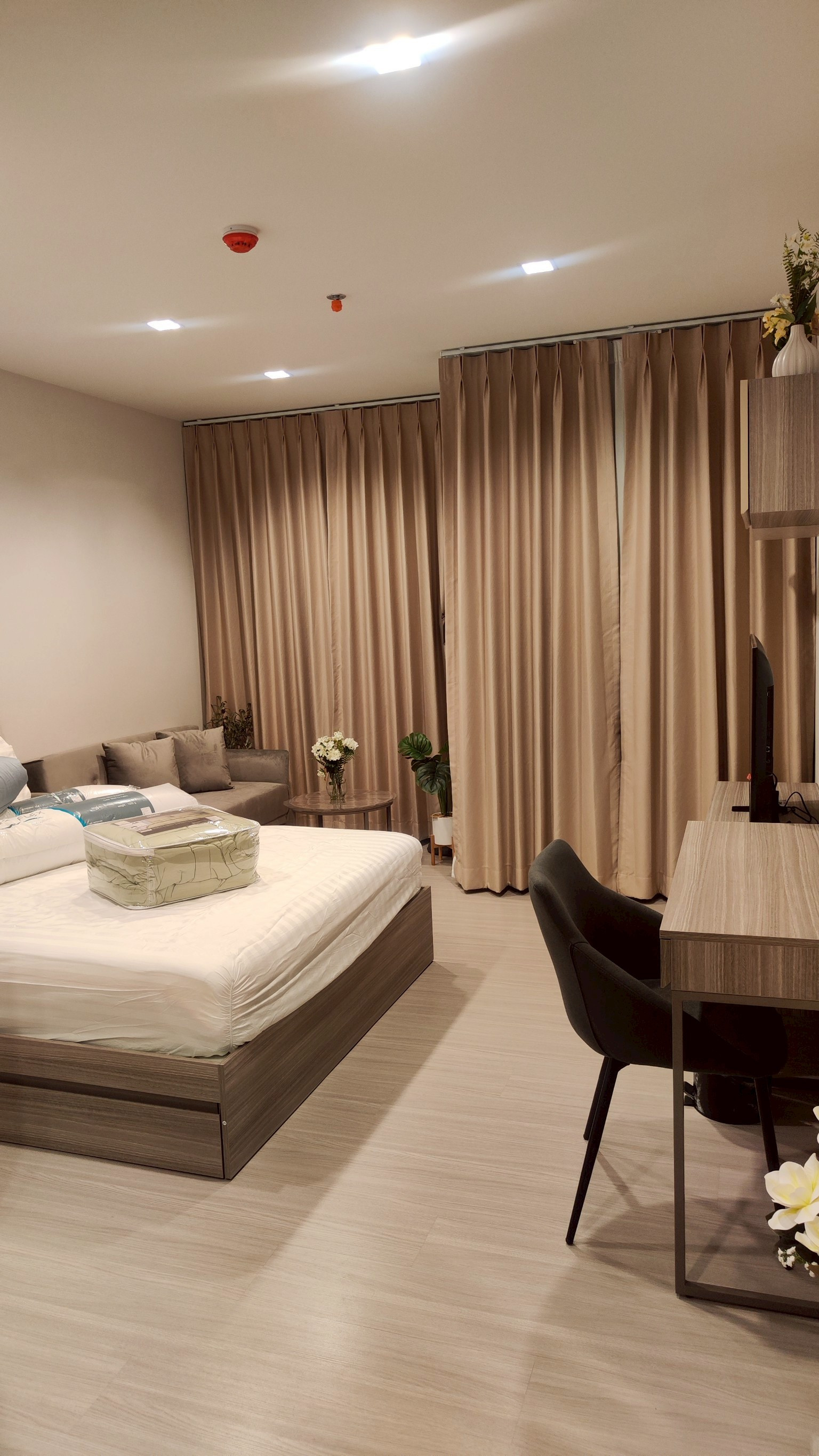 • 𝐑𝐄𝐍𝐓 • 𝐋𝐢𝐟𝐞 𝐒𝐚𝐭𝐡𝐨𝐫𝐧 𝐒𝐢𝐞𝐫𝐫𝐚 • 1 Bed  • 28 Sqm. •  𝐅𝐮𝐥𝐥𝐲-𝐅𝐮𝐫𝐧𝐢𝐬𝐡𝐞𝐝  𝐋𝐢𝐧𝐞 𝐈𝐃 : 𝐕𝐚𝐬𝐬𝐢𝐥𝐲