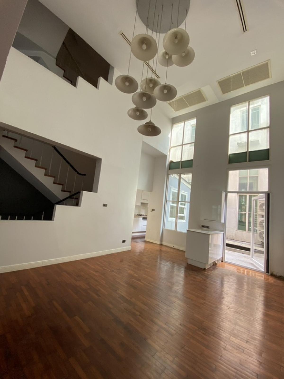 📢👇Good for living or investing 3 story big size of townhome in the middle of Thonglor, safety, shady, easily to traveling in many routes, unfurnished❌pet not allowed when rent