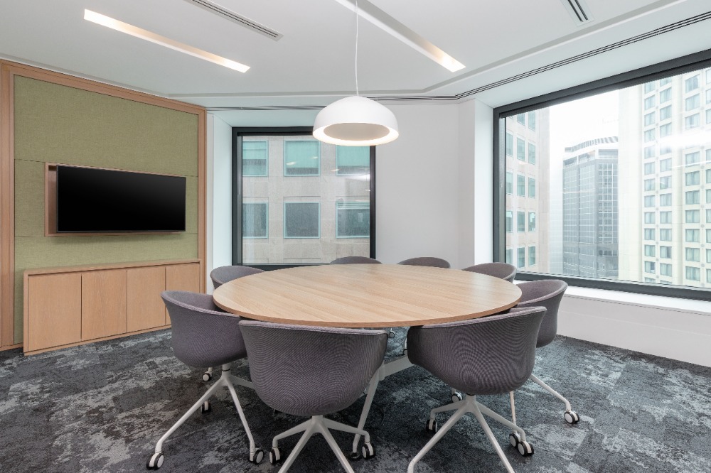 All-inclusive access to professional office space for 4 employees in Regus Exchange Tower (42F MOS)