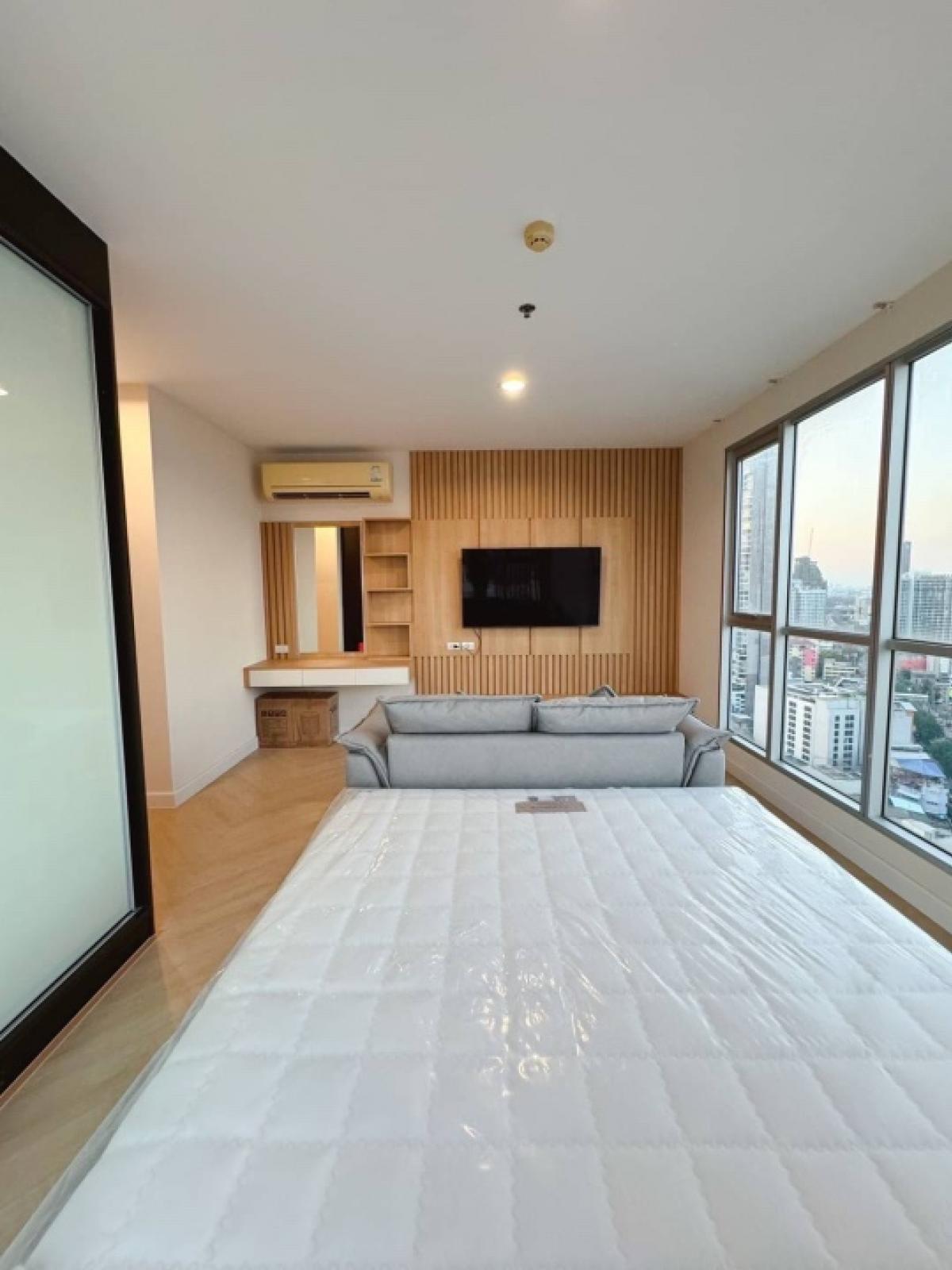 📢👇Sell with tenant til Feb 26
Short walk to BTS, MRT, shopping mall, good price nice place , one of the biggest unit in this project