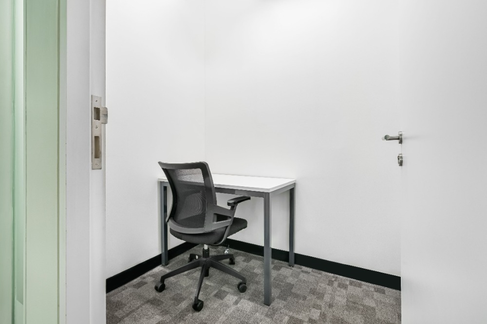 Private office space for 2 employees in HQ Muangthai Phatra Complex Private office space for 2 employees in HQ Muangthai Phatra Complex