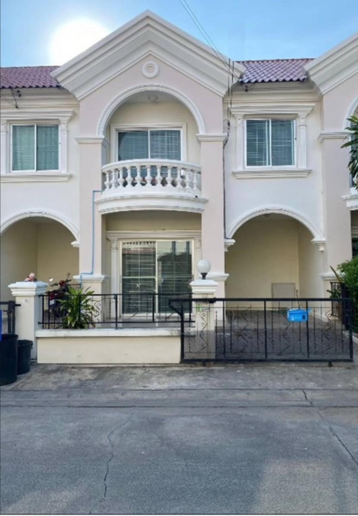 For rent: 2-storey townhouse in Niran Ville Village 10, near Huachiew University, Bangna-Trad, Km 17