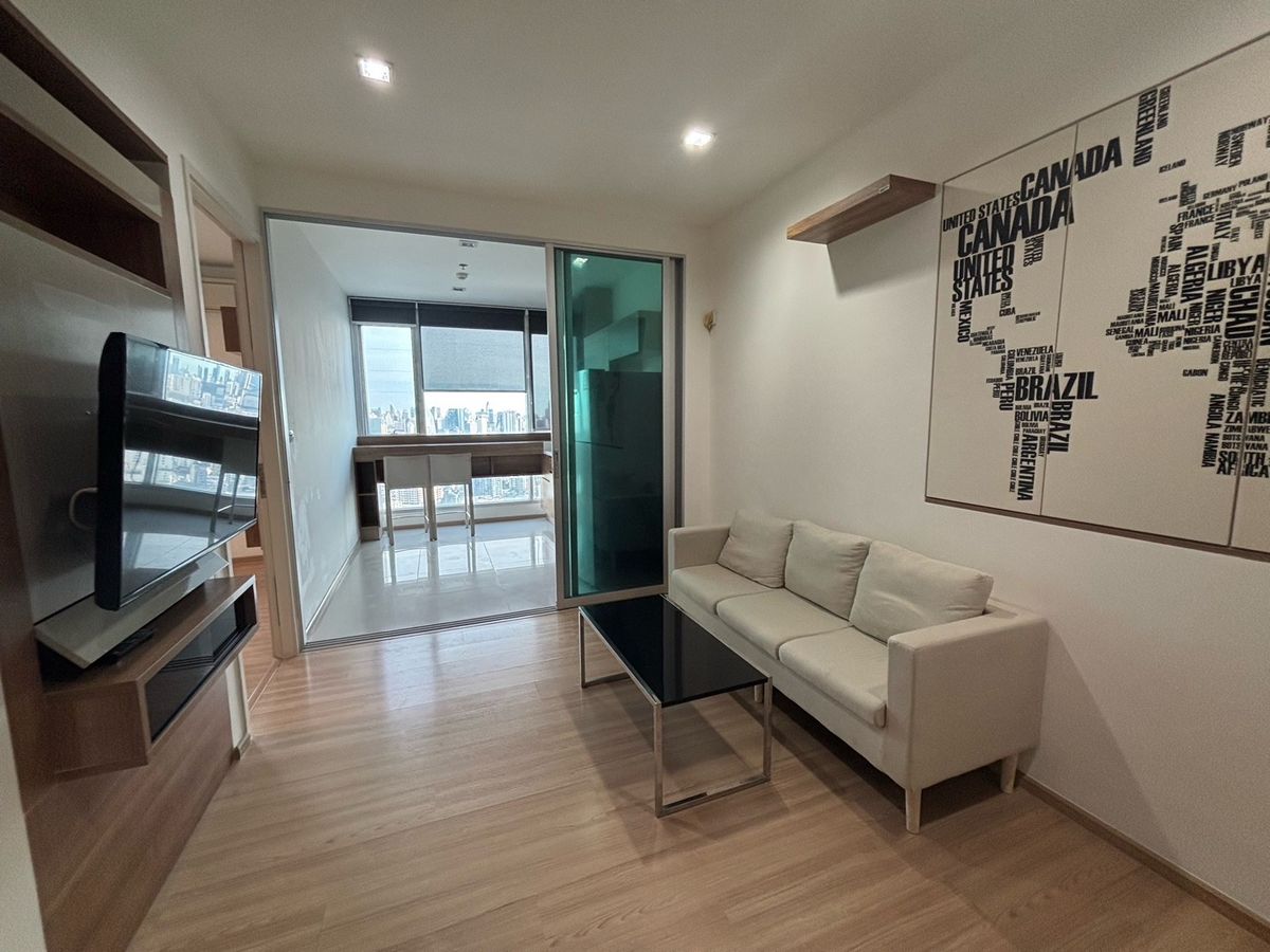 ❤️❤️For rent/sale, Rhythm Phaholyothin Condo. 40th floor, beautiful view, city view, south, very good wind. Interested, line/tel 0859114585 ❤️Size 45 sq m, 1 bedroom, 1 bathroom, 1 separate kitchen, 1 living room, rental price only 20,000 baht / selling o