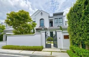 📢👇New detached house (Le Baron tyle) size L, never lived in, corner house in Nantawan Village, Rama 9 - Krungthep Kreetha New Road. The project has an excellent security system. Near Brighton International School Wellington International School and Suvarn