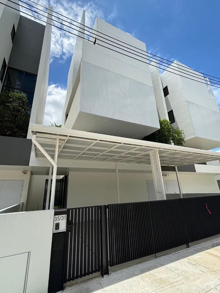 ❖ Pet Friendly ❖ 3.5 Story Semi-Detached House | 38.20 sq.w. 270.00 sq.m. | 3 Bedrooms, 3 Parking | near Don Mueang Airport 3 mins, B.Care Medical Center Saimai 7 mins, and BTS Yaek Kor Por Or 9 mins