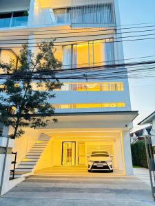 ● Luxury Townhome ● 4-story Townhome 3 Beds | 53.80 sq.w. 400.00 sq.m. | near MRT Ladprao 6 mins, Central Ladprao 11 mins