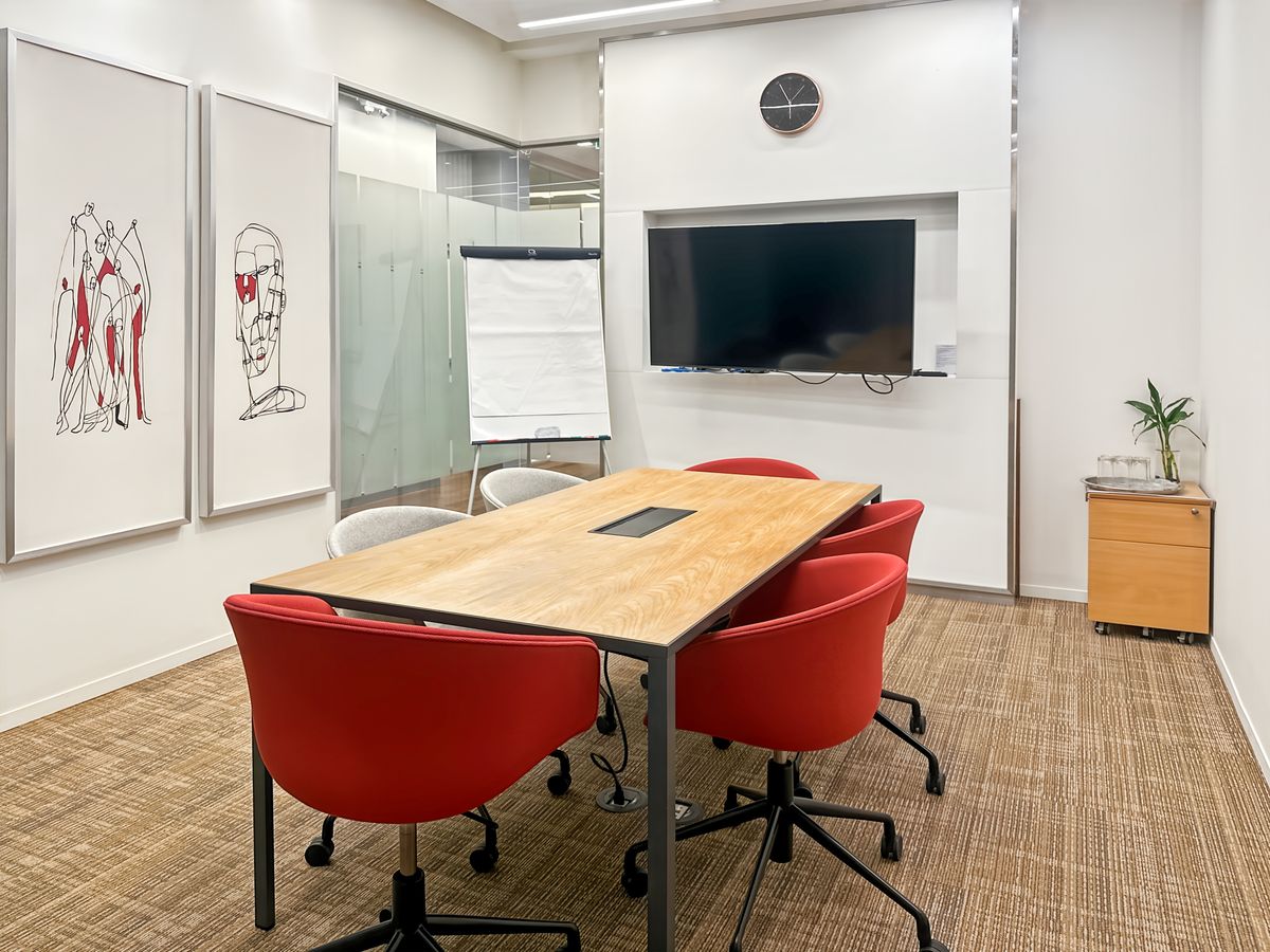 ค้นหาพื้นที่ออฟฟิศใน Regus Bhiraj Tower at Bitec สำหรับ 4 พนักงาน พร้อมการดูแลทุกอย่างให้ครบครัน