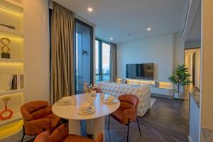 ♦ Prime location ♦ ชั้น 20+ 77.00 ตร.ม. | 2 ห้องนอน 2 ห้องน้ำ | ใกล้ BTS ทองหล่อ 1 นาที, เกทเวย์ เอกมัย 6 นาที, โรงพยาบาลสุขุมวิท 6 นาที