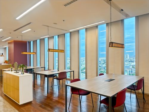 พื้นที่โคเวิร์กกิ้งใน Regus Bhiraj Tower at Bitec