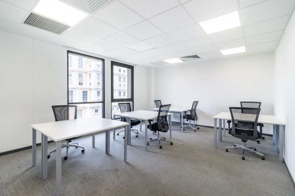 พื้นที่ออฟฟิศบริการที่ออกแบบอย่างสวยงามสำหรับ 10 พนักงาน ใน Spaces Chamchuri Square – รูปที่ 4