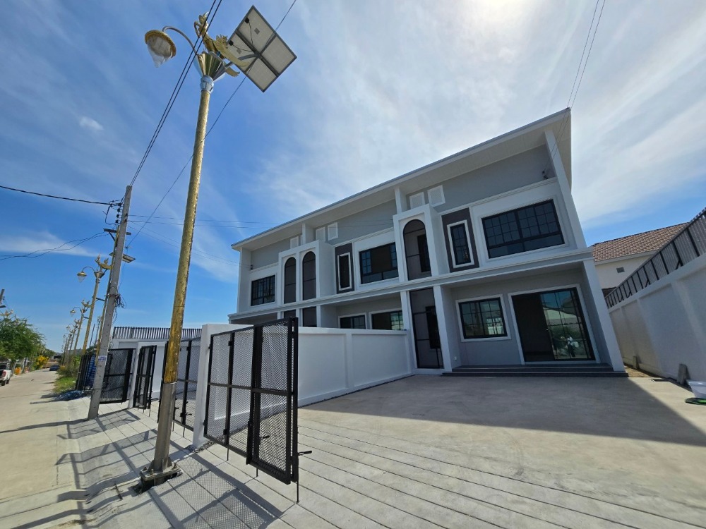 New townhouse for sale near Robinson Ladkrabang