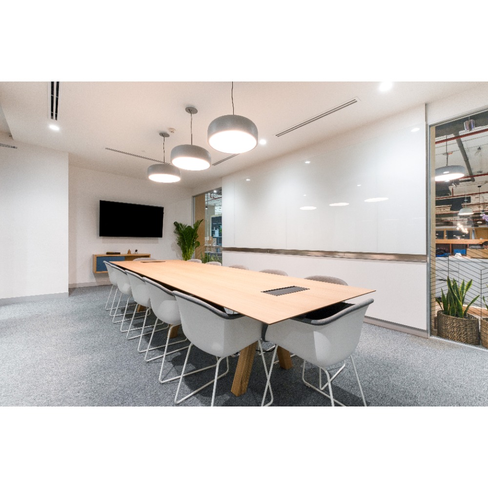 พื้นที่ออฟฟิศบริการที่ออกแบบอย่างสวยงามสำหรับ 10 พนักงาน ใน Spaces Chamchuri Square