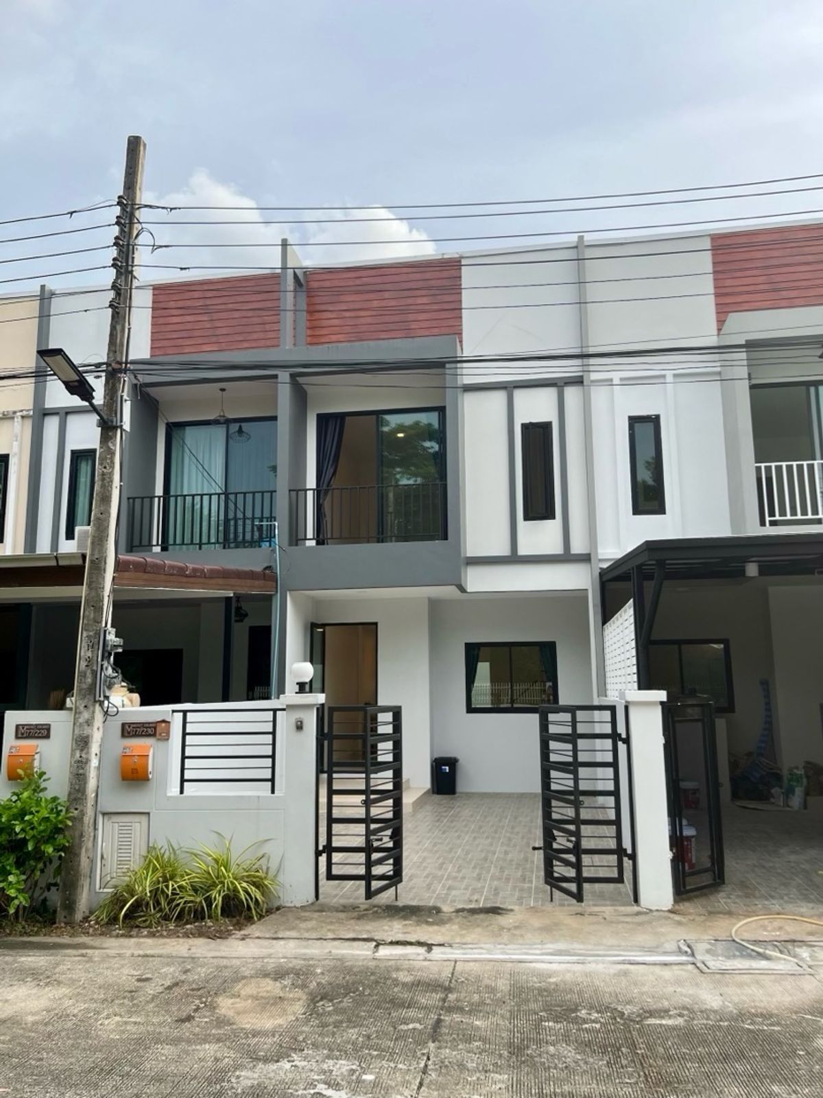 🏡ซื้อบ้านราคาคอนโด แถมได้ที่ดิน ไม่ต้องกลัวแผ่นดินไหว
ลดแรง!! ตอนนี้ 😻 บ้านทาวโฮม 2 ชั้น ราคาพิเศษ❤️‍🔥 
หน้าบ้านวิวสวยเป็นส่วนตัว ติดสวนป่า พร้อมอยู่ ทำเลดี หลังสุดท้าย! ห่างจากสนามบินดอนเมืองเพียง 6 นาที – รูปที่ 2
