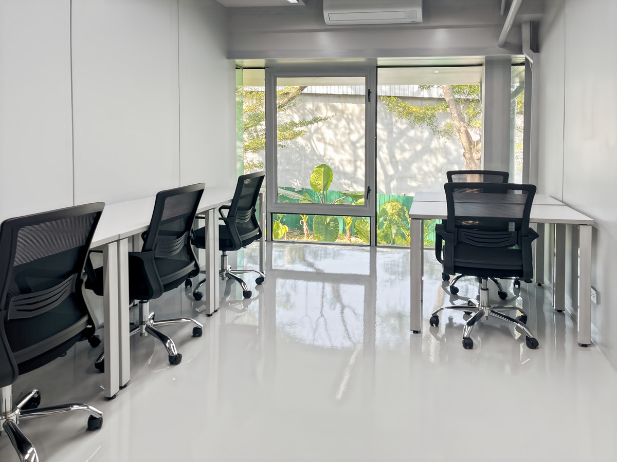 พื้นที่ออฟฟิศที่ออกแบบอย่างสวยงามสำหรับ 4 พนักงาน ใน Spaces The OfficePlus – รูปที่ 2