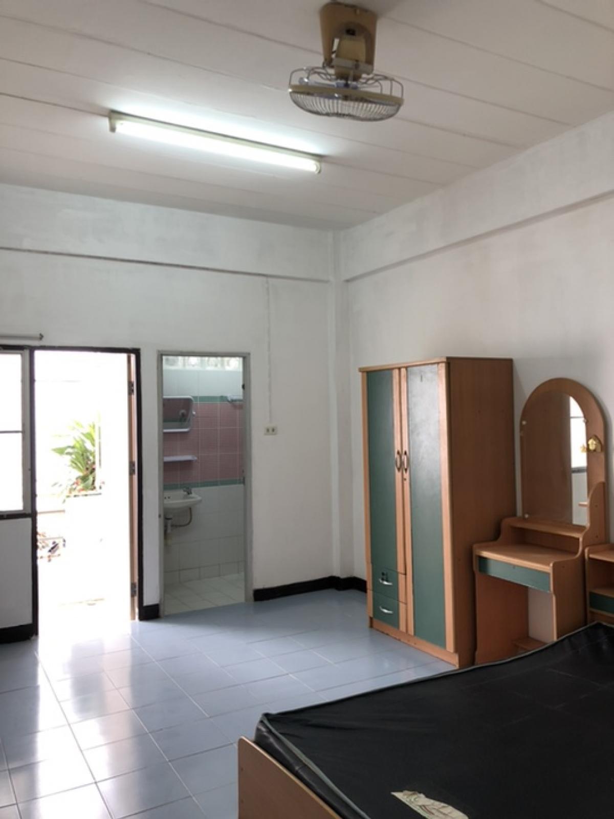 Chaowarat Mansion Petchkasem, starting price only 1,500/month, enter Soi Petchkasem 77/4 only 250 m. Chaowarat Mansion Petchkasem, starting price only 1,500/month, enter Soi Petchkasem 77/4 only 250 m.