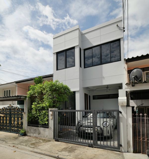 📢👇 Ready to move in :Townhouse at Soi Soonvijai Petchaburi road, modern loft style near Bangkok Hospital