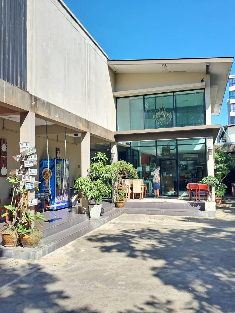 The cheapest in this area. Selling a hotel and accommodation business, area of ​​971 sq.w. (2 rai 1 ngan 71 sq.w.) Rama 9 Soi 53, 55, 57/1, plus 2 houses and staff houses. The back is next to a natural canal (Khlong Kacha). The atmosphere is good, like be