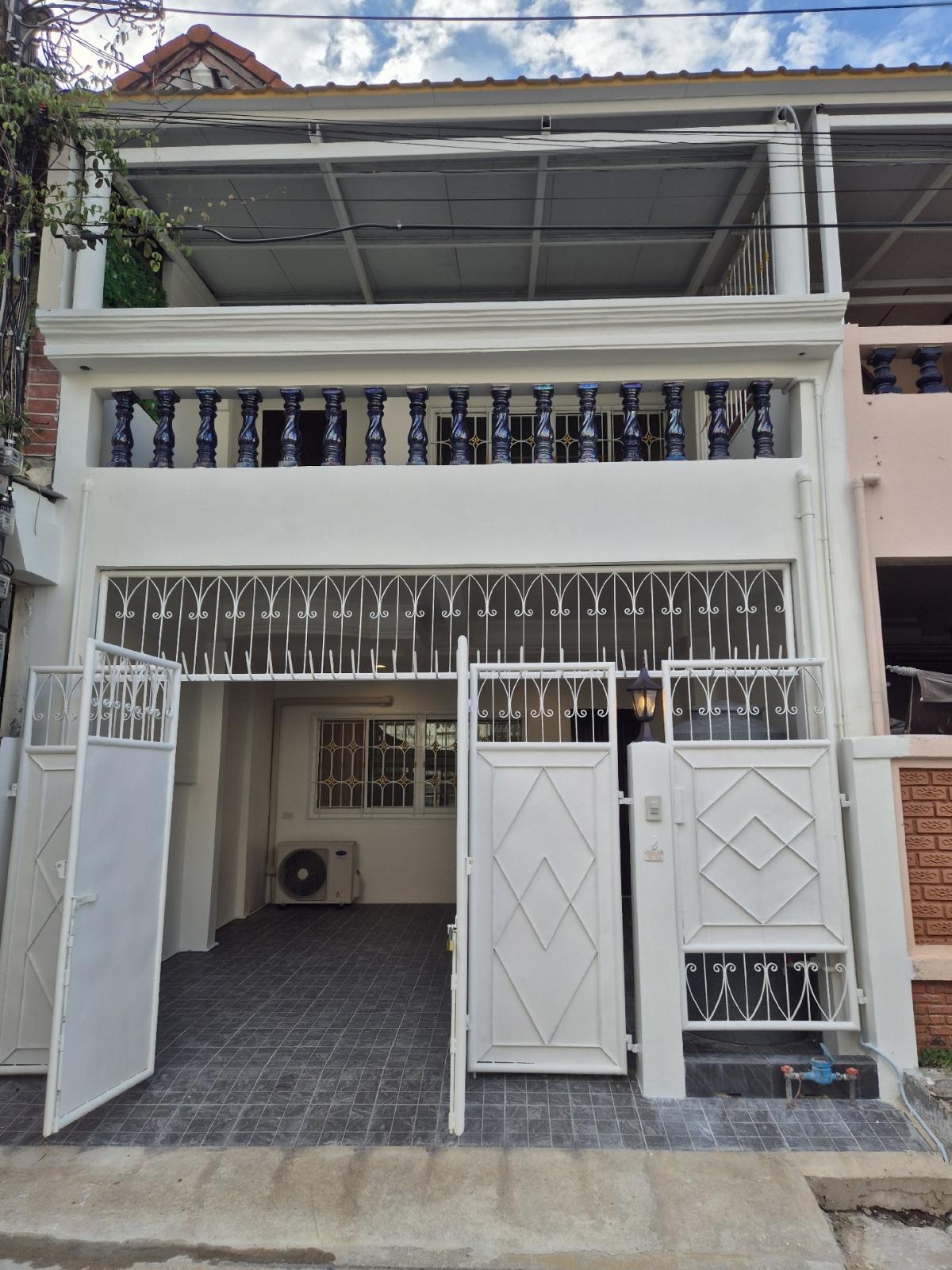 House for sale2 beds 2 baths1 Living1 kitchen 1 Parking space With airconsSelling 3,790,000 baht House for sale2 beds 2 baths1 Living1 kitchen 1 Parking space With airconsSelling 3,790,000 baht