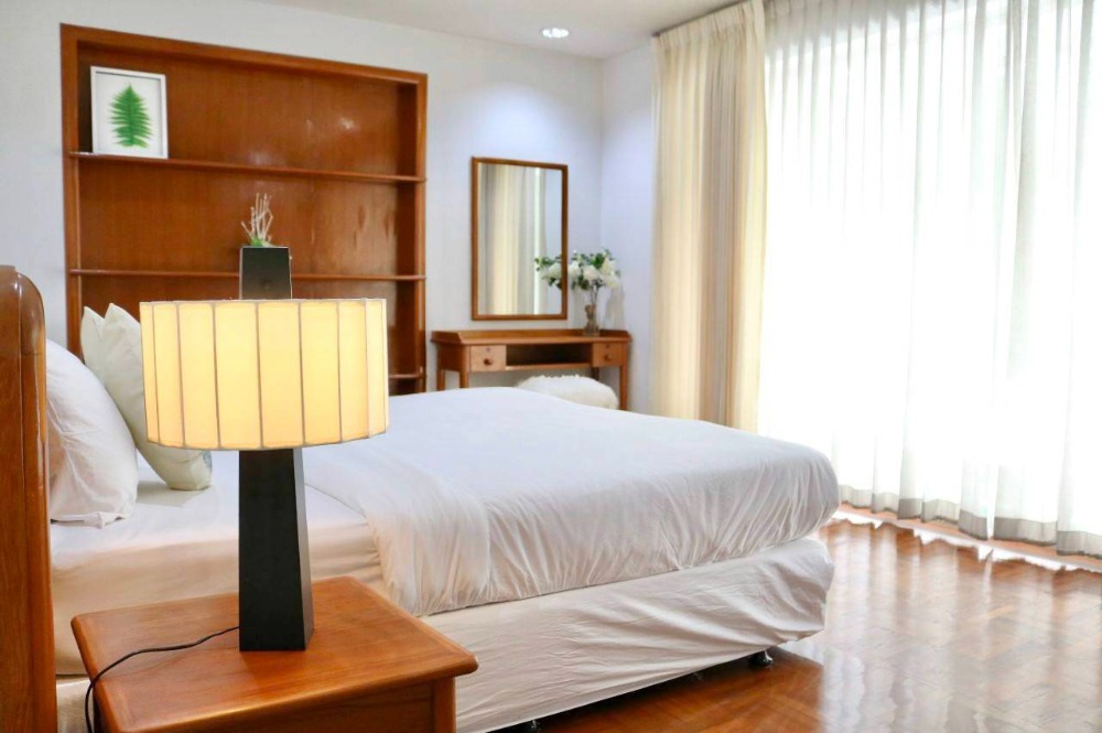 The apartment for Pet Friendly For Rent : 3 bedrooms 3 bathrooms and 1 maid room for 285 sqm. on 4th floor. With fully furnished and electrical appliances. Rental only for 90,000 / m. ( Negotiable ). Near BTS PhromPhong – รูปที่ 4