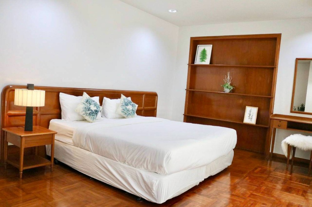 The apartment for Pet Friendly For Rent : 3 bedrooms 3 bathrooms and 1 maid room for 285 sqm. on 4th floor. With fully furnished and electrical appliances. Rental only for 90,000 / m. ( Negotiable ). Near BTS PhromPhong – รูปที่ 3
