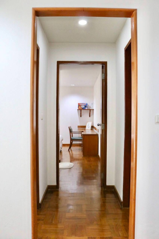 The apartment for Pet Friendly For Rent : 3 bedrooms 3 bathrooms and 1 maid room for 285 sqm. on 4th floor. With fully furnished and electrical appliances. Rental only for 90,000 / m. ( Negotiable ). Near BTS PhromPhong – รูปที่ 2