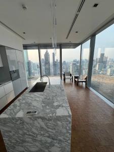 ● Prime Location ● ชั้น 30++ 205.00 ตร.ม. | 2 ห้องนอน มีระเบียง | ใกล้ BTS ช่องนนทรี 2 นาที, คิง เพาเวอร์ มหานคร 3 นาที, ตรีนิตีมอลล์ 3 4 นาที