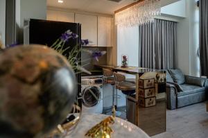 ● Prime Location ● Duplex Type, 05++ floor | 83.76 sq.m. 2 Bedrooms | near MRT Lat Phrao, Central Ladprao 4 mins, Union Mall 6 mins, Vachirabenjatas Park (Rot Fai Park) 6 mins