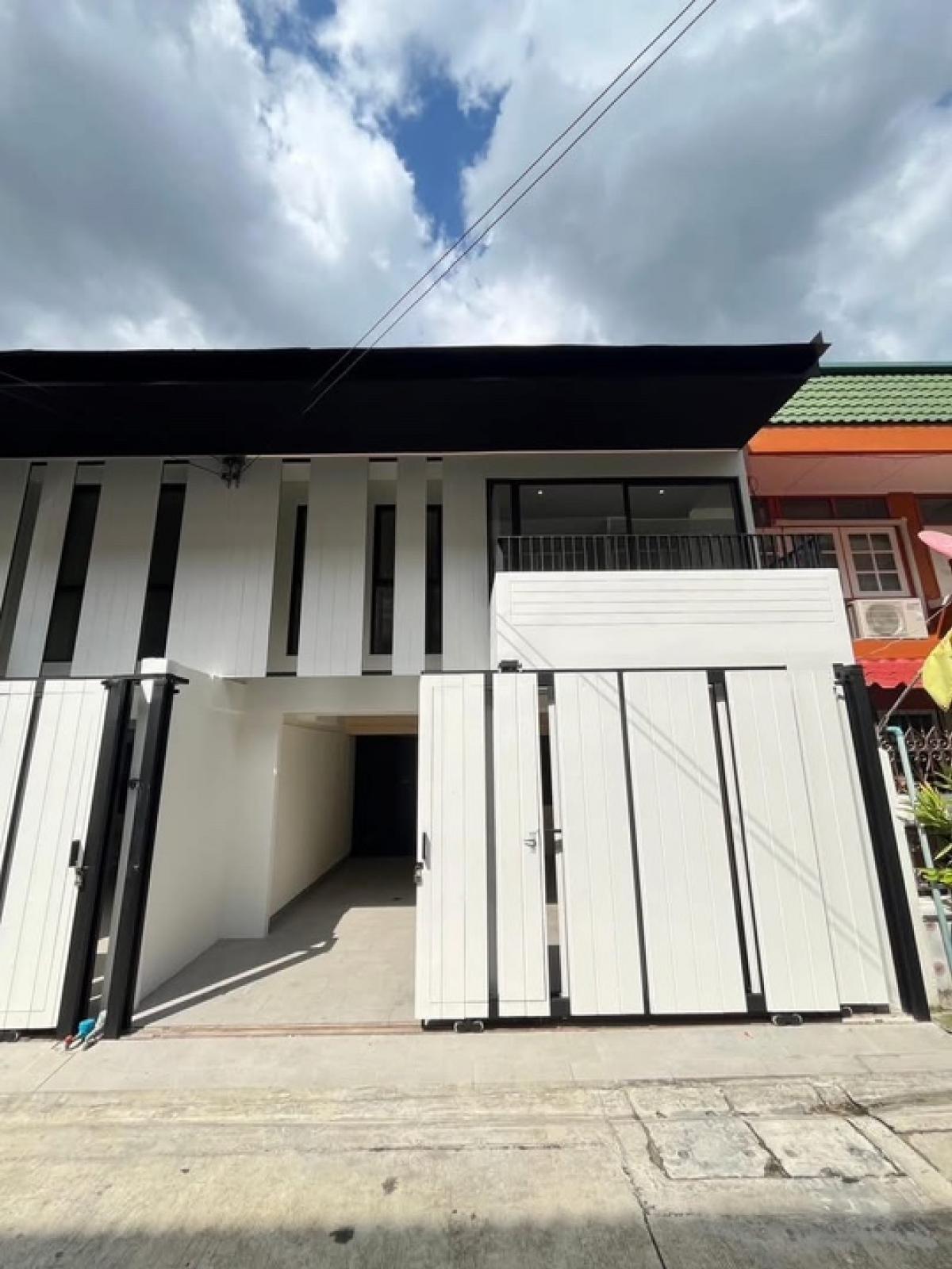 📢👇 บ้านเพิ่งรีโนเวทใหม่ทั้งหลัง ซื้อลงทุนดี อยู่ในพื้นที่ที่มีผู้หาเช่ามาก ใกล้BTS และ ทางด่วน 📢👇 บ้านเพิ่งรีโนเวทใหม่ทั้งหลัง ซื้อลงทุนดี อยู่ในพื้นที่ที่มีผู้หาเช่ามาก ใกล้BTS และ ทางด่วน