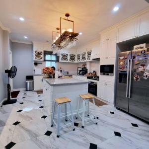 ❖ Good Deal ❖ 3-Story Detached House, 101.00 sq.w., 540.00 sq.m. | 4 Bedrooms, 6 Bathrooms | Near Samitivej Thonburi Hospital 3 mins, Krung Thon Buri 4 mins, ICONSIAM 5 mins, and Asiatique 7 mins