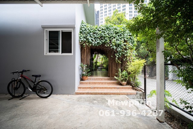 428930 Single house for sale with land, size 100 sq m, 800 m from BTS Asoke. 428930 Single house for sale with land, size 100 sq m, 800 m from BTS Asoke.