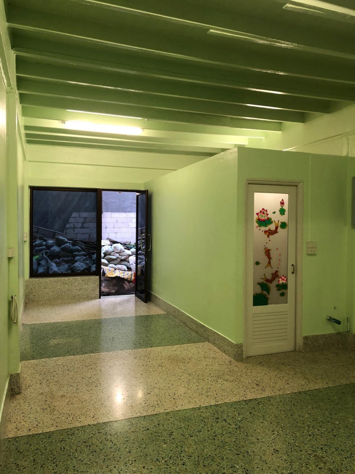 There is an old building for rent, 8 units, 2 floors, for rent cheap, suitable for AirBNB, Hostel, located in the heart of Bang Rak.