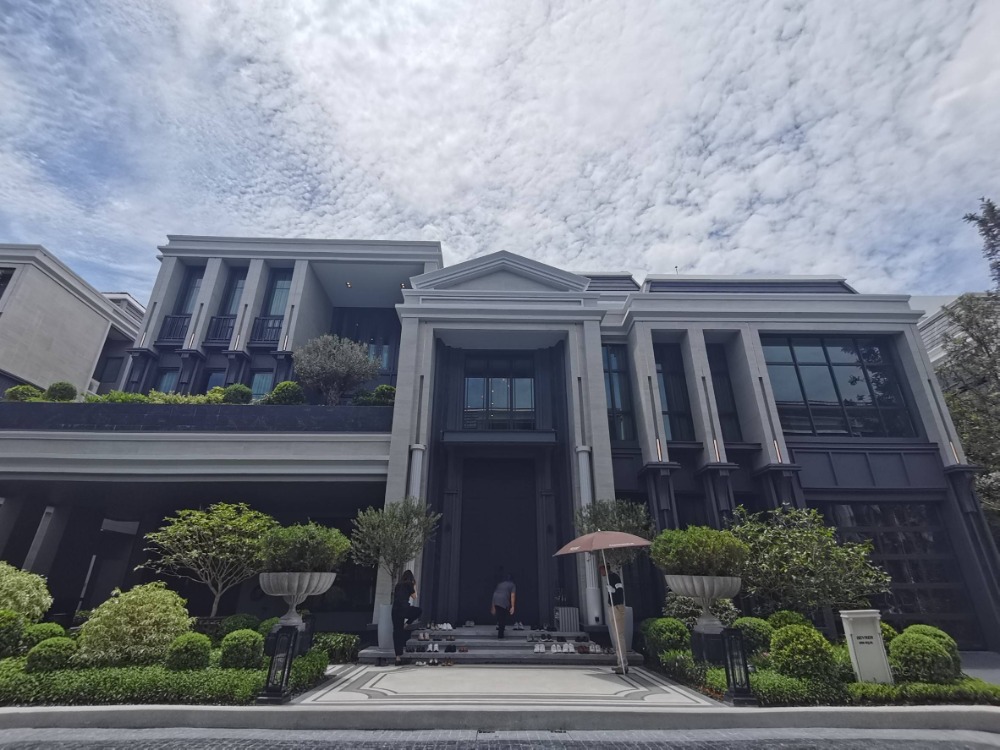 ❖ Type SEVRES ❖ 3-Story Detached House, 6 Bedrooms | 159.70 sq.w., 952.00 sq.m. | near Samitivej Srinakarin Hospital 8 mins, Ekamai International School 9 mins, Seacon Square Srinakarin 9 mins