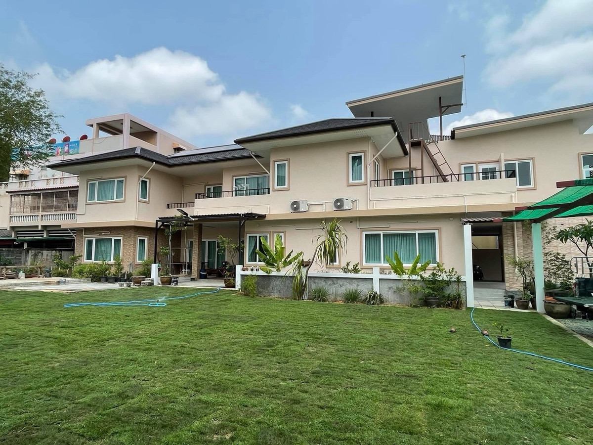 Single House for Sale Ratchada 52 near Chatuchak and Expressway with Home Office, Large Land Plot, Ideal for Living and Business
Single House for Sale Ratchada 52 near Chatuchak and Expressway with Home Office, Large Land Plot, Ideal for Living and Business