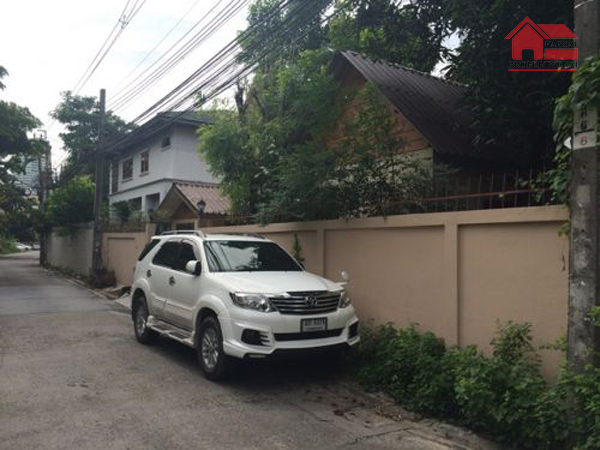 For sale: 2-storey detached house, area 100 sq m, 3 bedrooms, 2 bathrooms, air conditioner, Udomsuk Road 42, exit to Bangna-Trad, near Central Bangna, selling price 10 million baht.