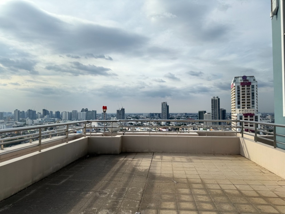 Best price!! Pet friendly triplex, large room, feels like home, has a private rooftop with a river view ✨Watermark Chaophraya River✨ 4 bedrooms, 6 bathrooms, size 273 sq m, near BTS Krung Thon Buri Tel.0982645161