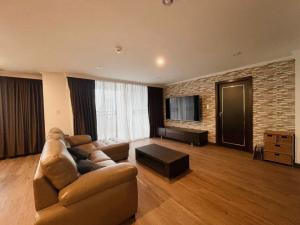● Prime Location ● ชั้น 20+ 194.00 ตร.ม. | 3 ห้องนอน 2 ห้องน้ำ | คอนโดใกล้ BTS สถานีพร้อมพงษ์ 3 นาที, โรงพยาบาลสมิติเวช สุขุมวิท 3 นาที, EmQuartier 6 นาที