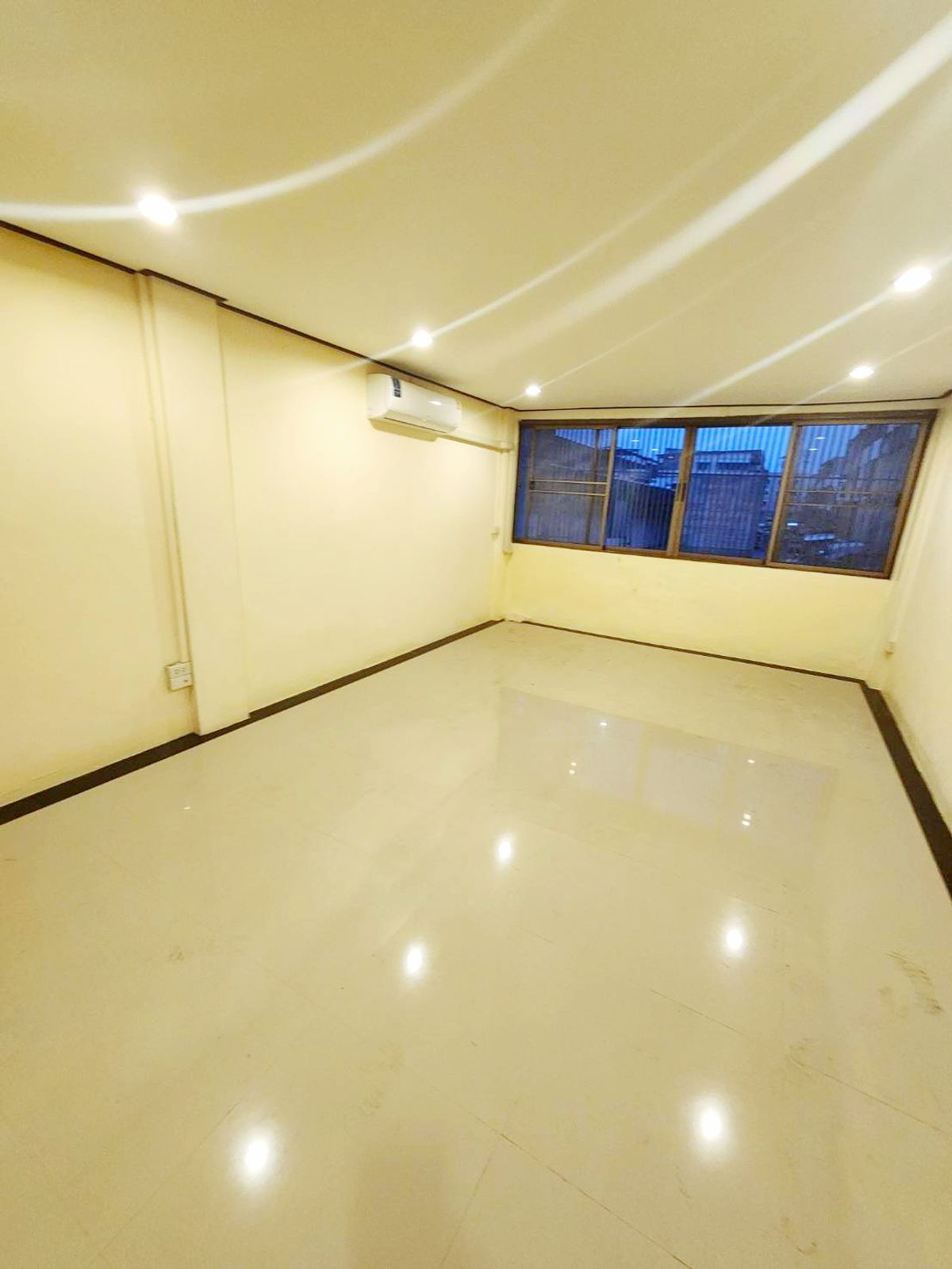 Walkable MRT Chokchai4 300m. adjacent to the market. Never Using MRT Ratchadaphisek 2.1km. 6-8bed – รูปที่ 4