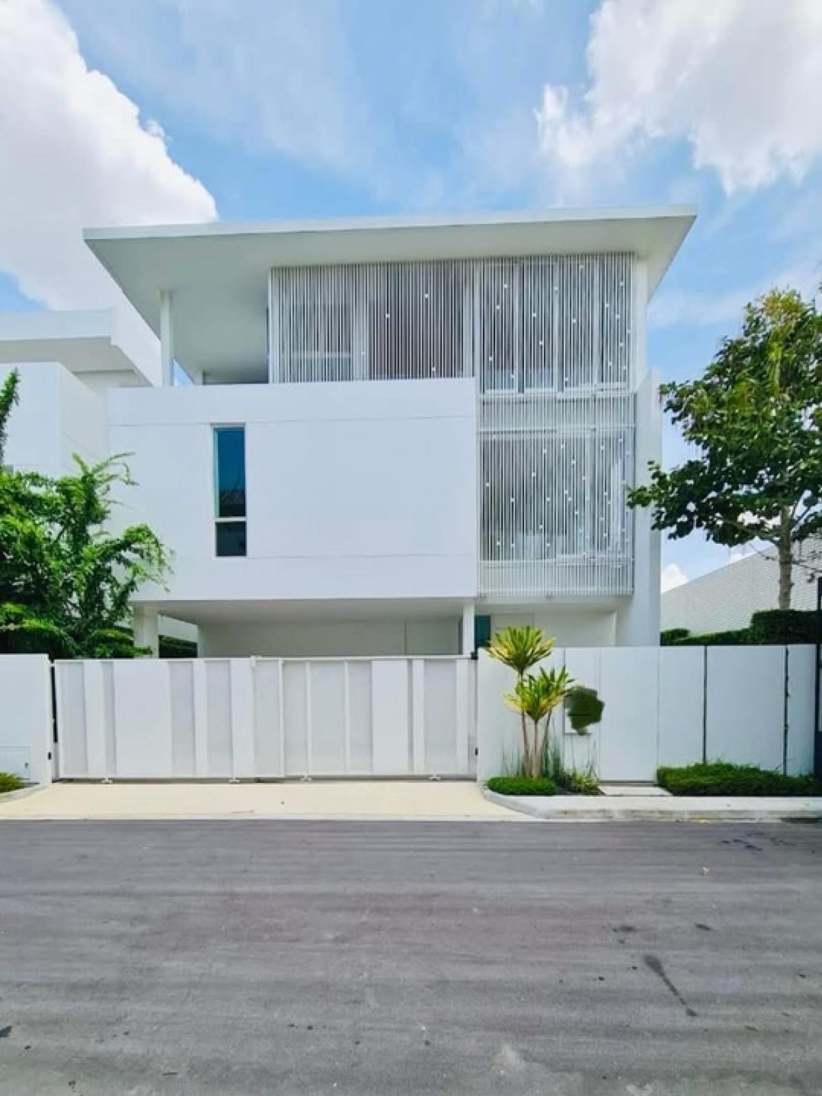 Luxury 3-Story House with Private Elevator at VIVE Ekamai–Ramintra Near Expressway