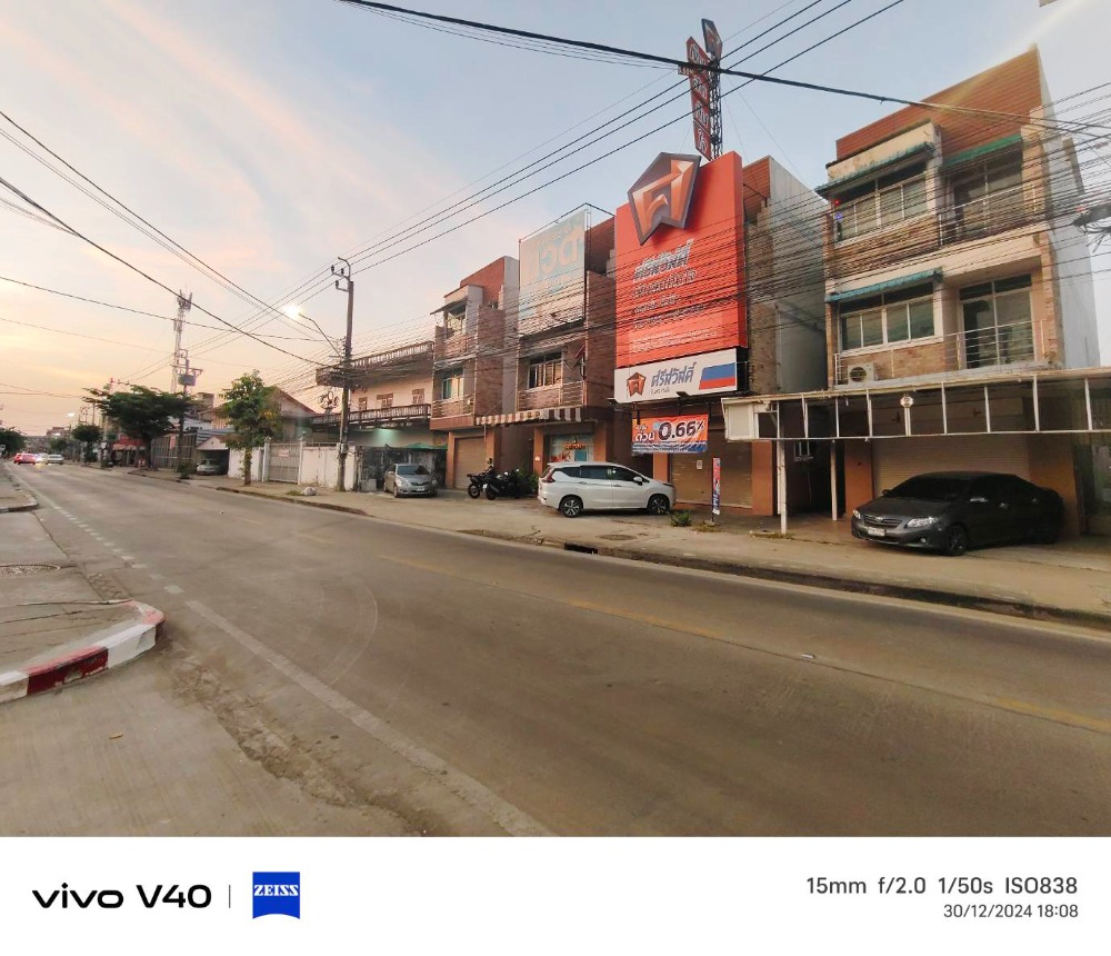 Commercial building on Bang Waek Road, opposite Park Theerin Village, parking for 2 cars, 500 meters from Kanchanaphisek Road. Commercial building on Bang Waek Road, opposite Park Theerin Village, parking for 2 cars, 500 meters from Kanchanaphisek Road.