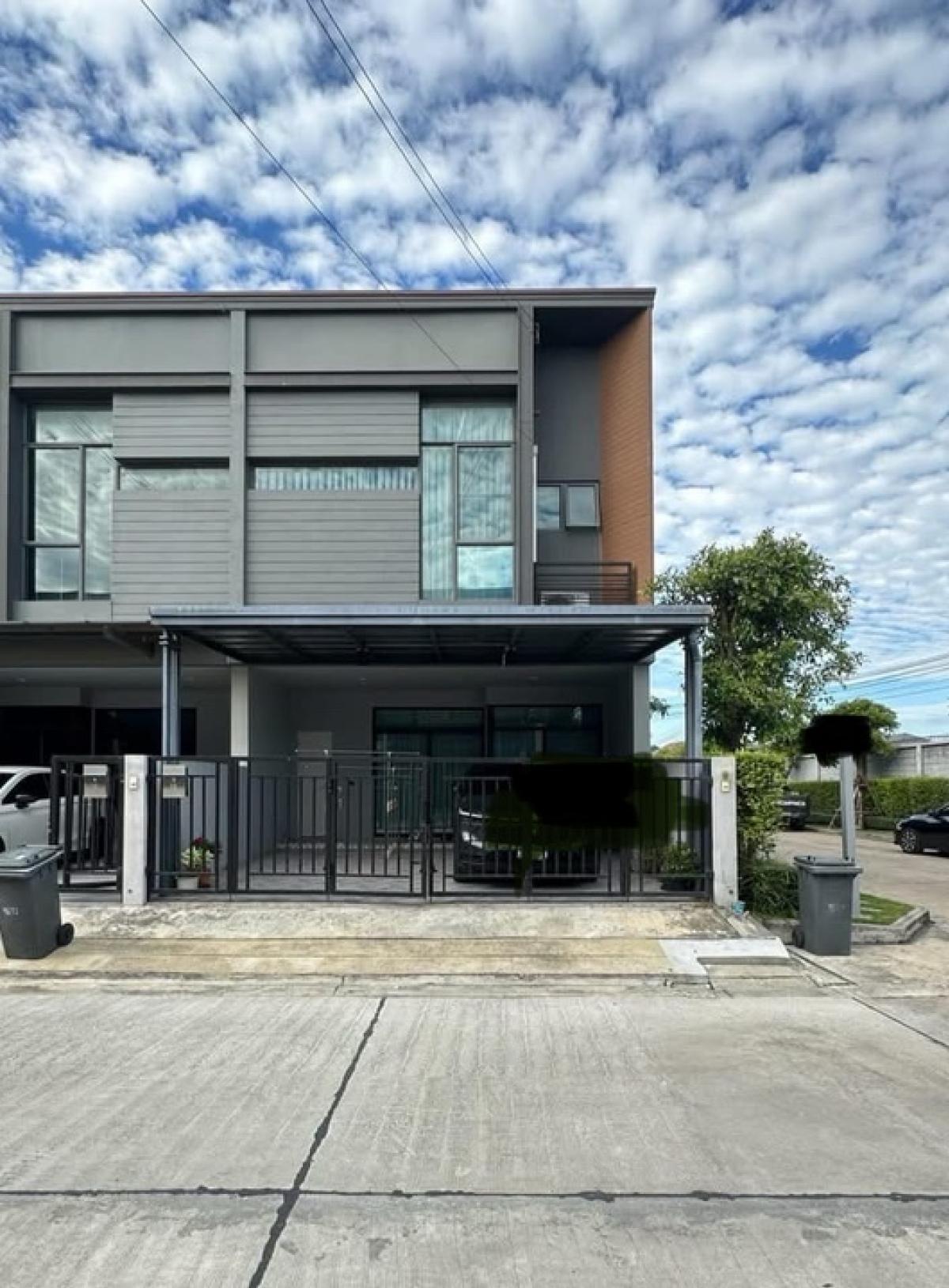 📢👇Sell with tenant til 31/3/27
Dont miss this price, Verve Rama 9 Townhome, corner plot, 6.25 meters wide in front of the house, convenient travel on many routes. 📢👇Sell with tenant til 31/3/27
Dont miss this price, Verve Rama 9 Townhome, corner plot, 6.25 meters wide in front of the house, convenient travel on many routes.