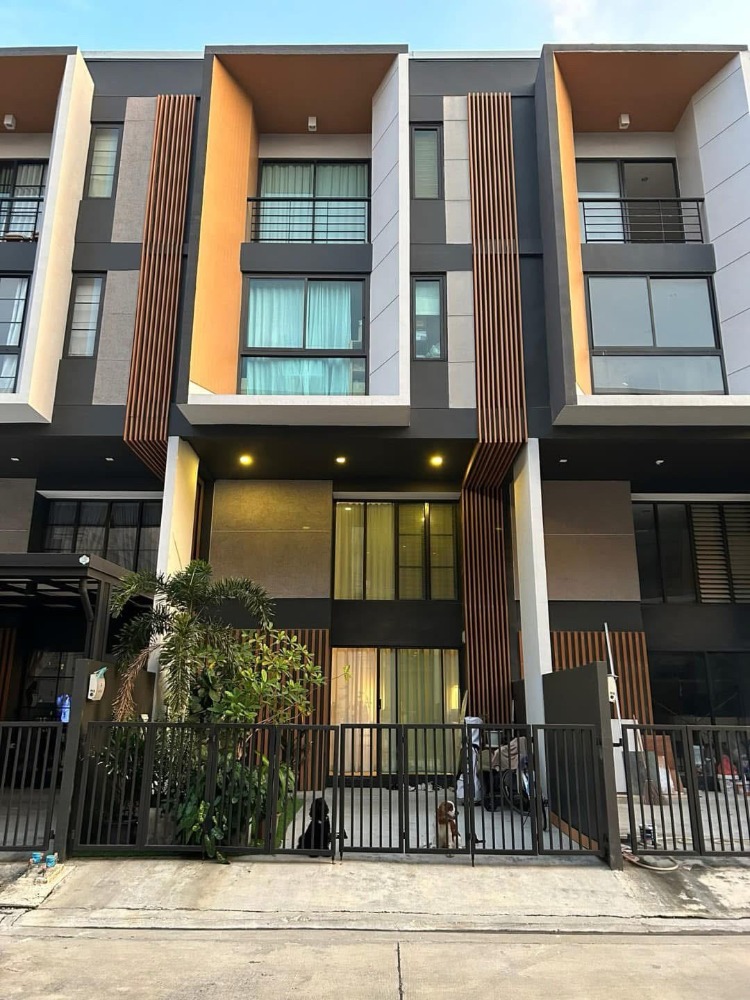 ● Japanese Modern Loft ● 3.5-storey townhouse | 3 bedrooms, 4 bathrooms | 21.31 sq.w. 210.00 sq.m. | Near Kasembundit University 4 mins., Panya Pattanakarn School 6 mins., Thanya Park 9 mins., BTS On Nut 10 mins. ● Japanese Modern Loft ● 3.5-storey townhouse | 3 bedrooms, 4 bathrooms | 21.31 sq.w. 210.00 sq.m. | Near Kasembundit University 4 mins., Panya Pattanakarn School 6 mins., Thanya Park 9 mins., BTS On Nut 10 mins.