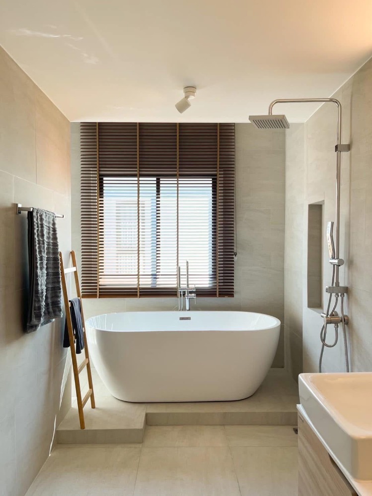 ● Japanese Modern Loft ● 3.5-storey townhouse | 3 bedrooms, 4 bathrooms | 21.31 sq.w. 210.00 sq.m. | Near Kasembundit University 4 mins., Panya Pattanakarn School 6 mins., Thanya Park 9 mins., BTS On Nut 10 mins. – รูปที่ 4