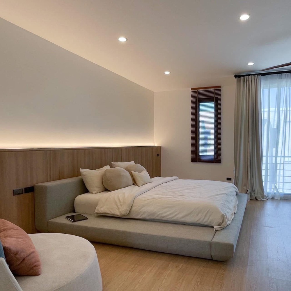 ● Japanese Modern Loft ● 3.5-storey townhouse | 3 bedrooms, 4 bathrooms | 21.31 sq.w. 210.00 sq.m. | Near Kasembundit University 4 mins., Panya Pattanakarn School 6 mins., Thanya Park 9 mins., BTS On Nut 10 mins. ● Japanese Modern Loft ● 3.5-storey townhouse | 3 bedrooms, 4 bathrooms | 21.31 sq.w. 210.00 sq.m. | Near Kasembundit University 4 mins., Panya Pattanakarn School 6 mins., Thanya Park 9 mins., BTS On Nut 10 mins.
