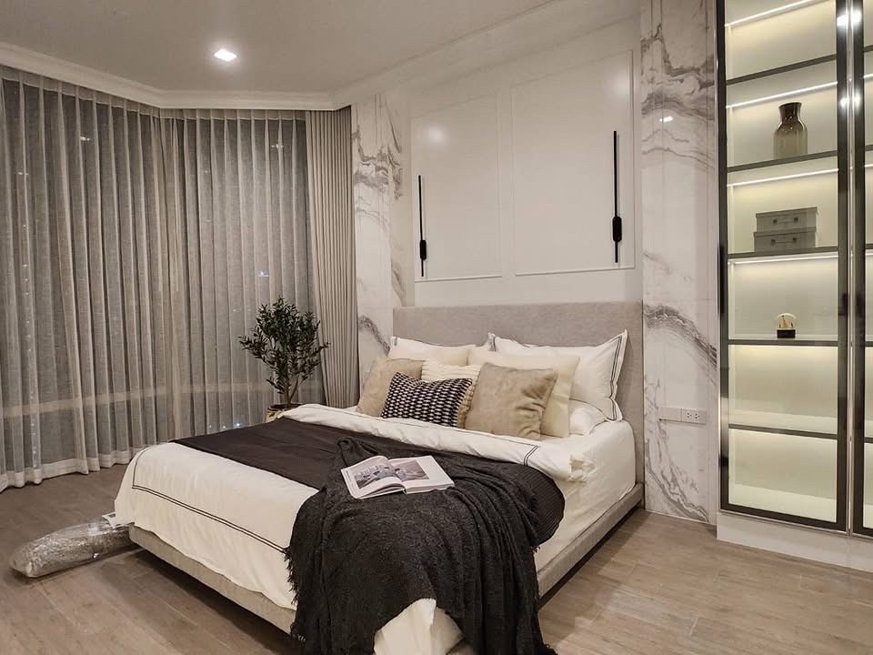 ❖ Luxury style ❖ 20t floor + 3 bedrooms, 3 bathrooms | 143.00 sq.m. | Large balcony | Near SWU 1 min., MRT Sukhumvit 3 mins., BTS Asoke 4 mins., Terminal 21 Asoke 8 mins.