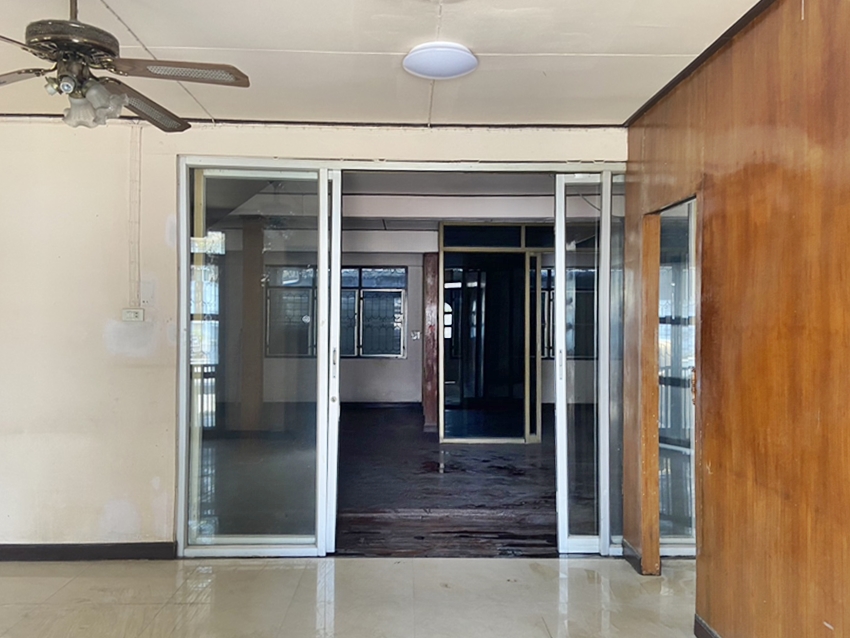 Land with a 2-storey House For Sale or Rent in Thonglor 23 Land with a 2-storey House For Sale or Rent in Thonglor 23