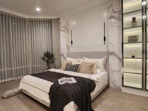 ❖ Luxury style ❖ 20t floor + 3 bedrooms, 3 bathrooms | 143.00 sq.m. | Large balcony | Near SWU 1 min., MRT Sukhumvit 3 mins., BTS Asoke 4 mins., Terminal 21 Asoke 8 mins.